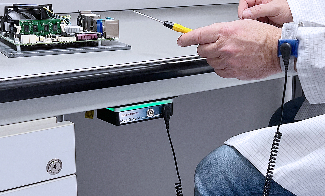 ESD-PROTECT MultiGround Monitor – Permanente Erdungsüberwachung von Arbeitsoberfläche und Handgelenkband nach IEC 61340-5-1 & ANSI/ESD S20.20